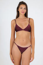 Load image into Gallery viewer, Model Front: Rio De Sol Set Set Barolo Tri-Fixo California