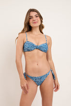 Load image into Gallery viewer, Model Front: Rio De Sol Bottom Bottom Chuva Italy
