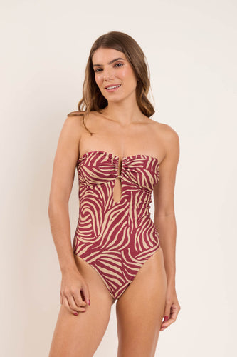 Model Front: Rio De Sol One-Piece Dune Sara-Op