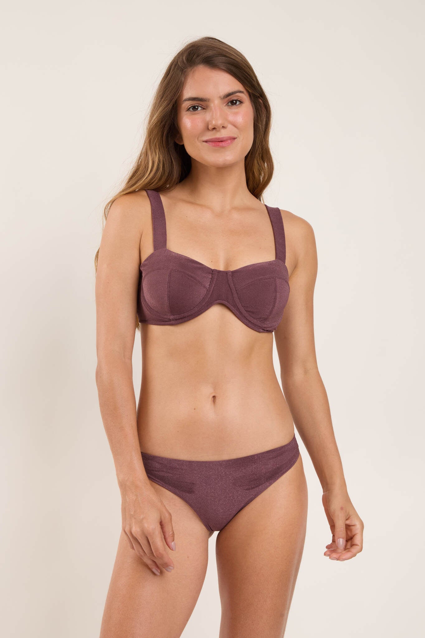 Model Front: Rio De Sol Set Set Malibu-Ebano Amelia Essential-Comfy